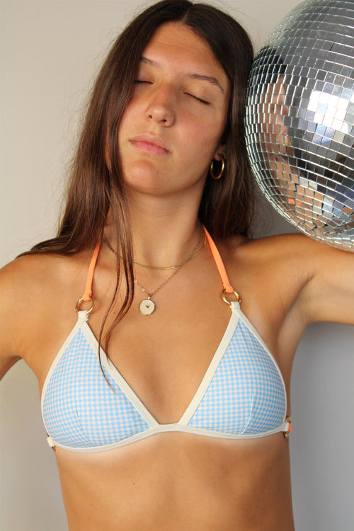 Modelo con bikini estampado azul vichy con tiras intercambiables color naranja